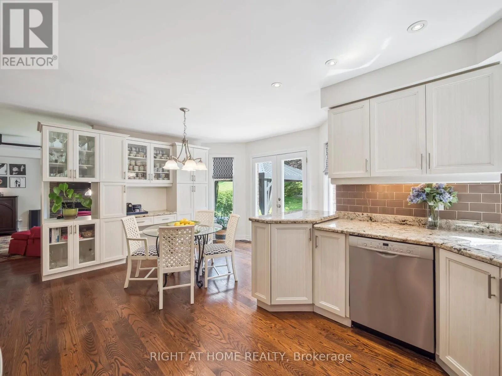 100 CARLYLE CRESCENT