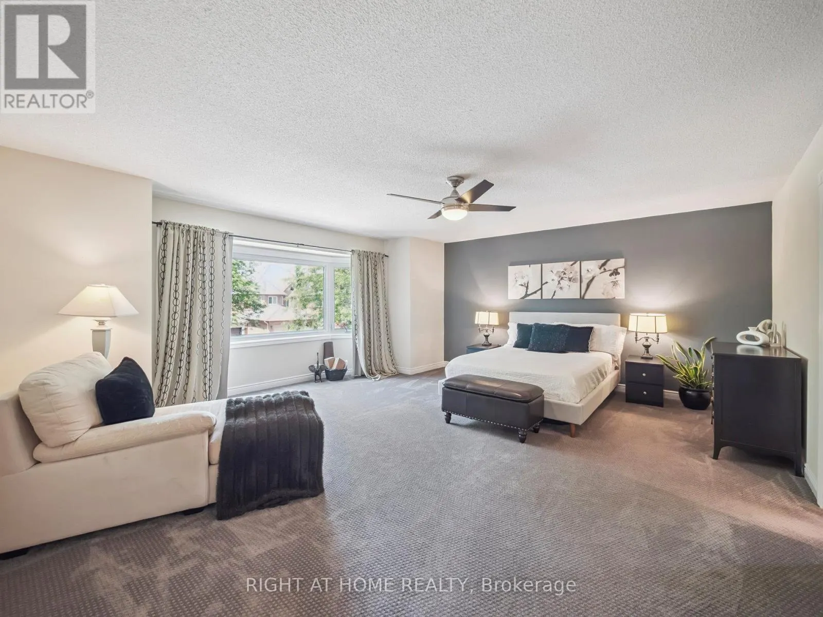 100 CARLYLE CRESCENT