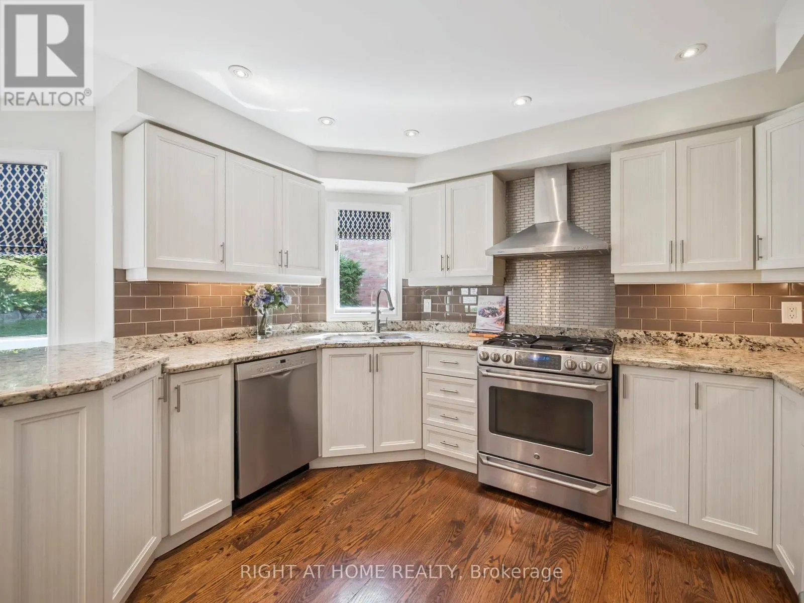 100 CARLYLE CRESCENT