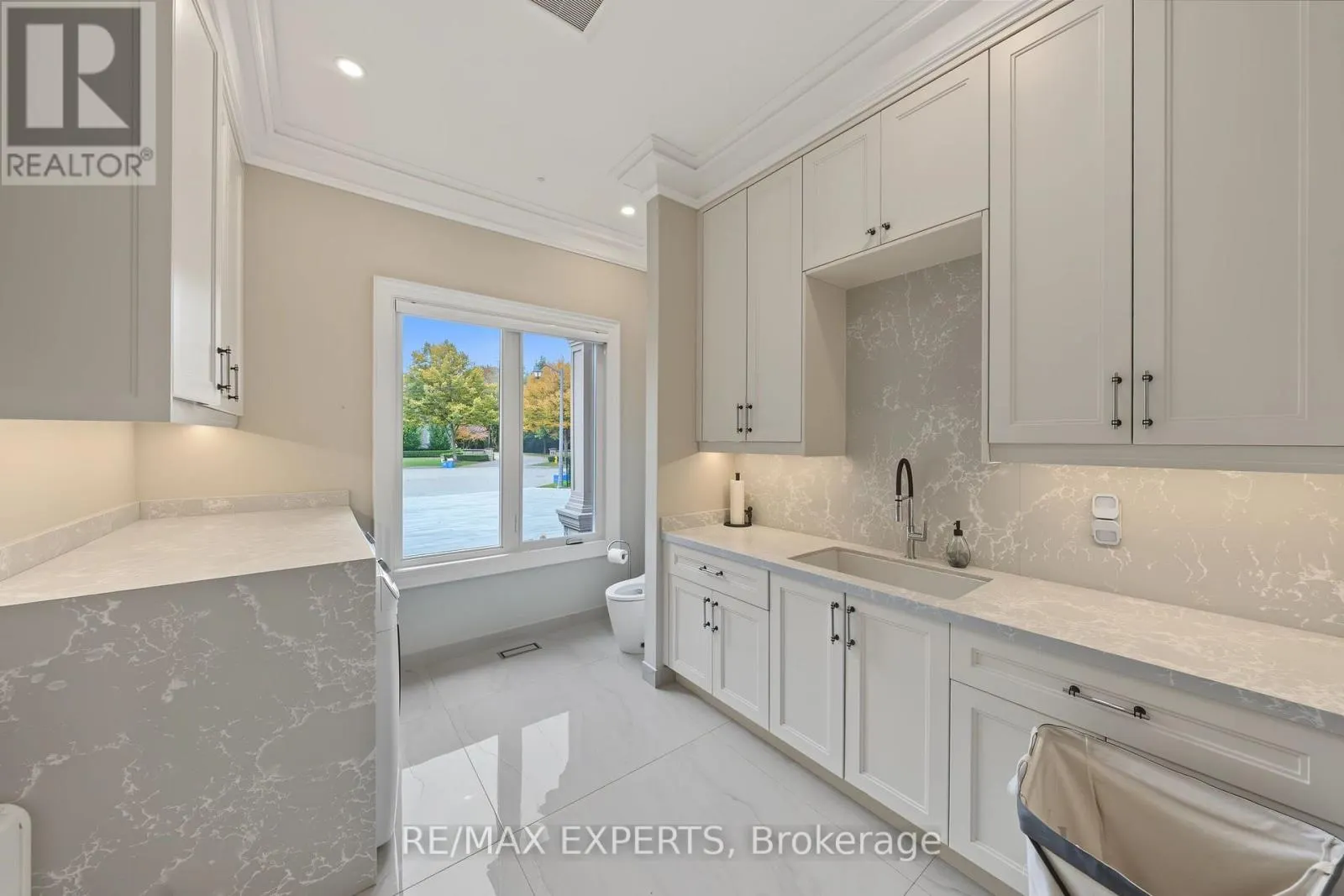 33 HIGHLAND CREEK COURT