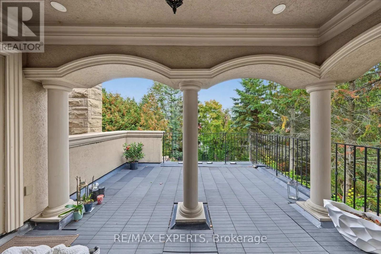 33 HIGHLAND CREEK COURT