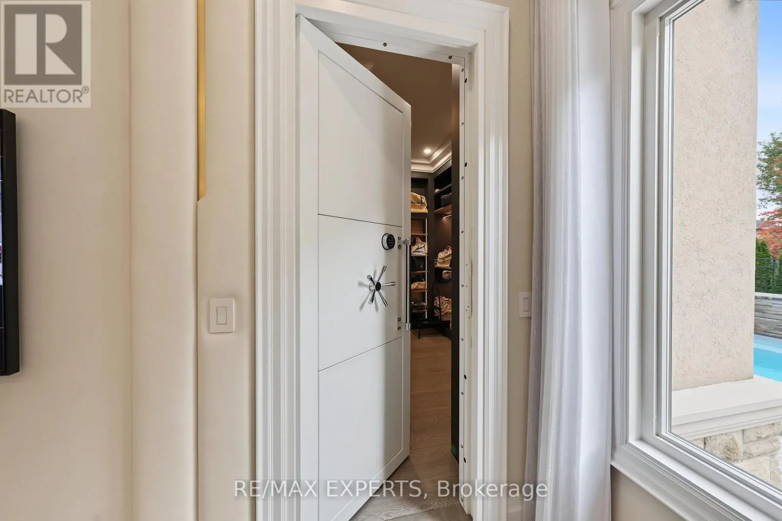33 HIGHLAND CREEK COURT