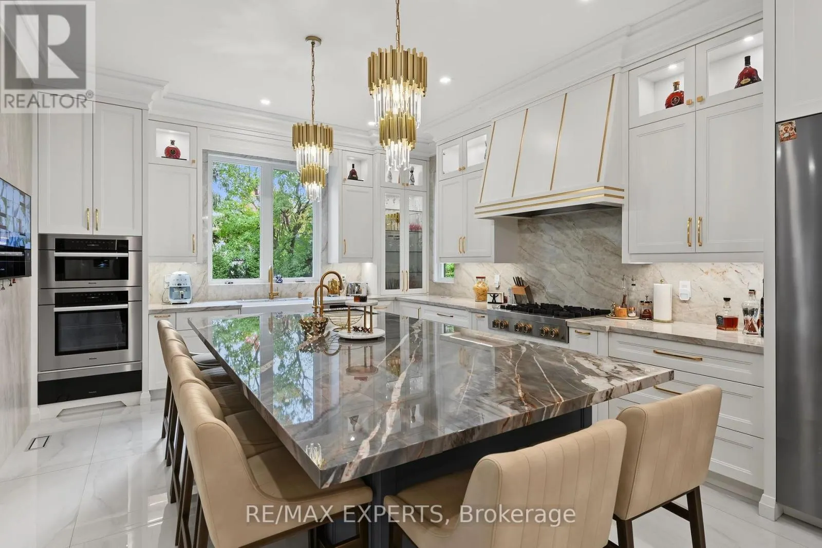 33 HIGHLAND CREEK COURT