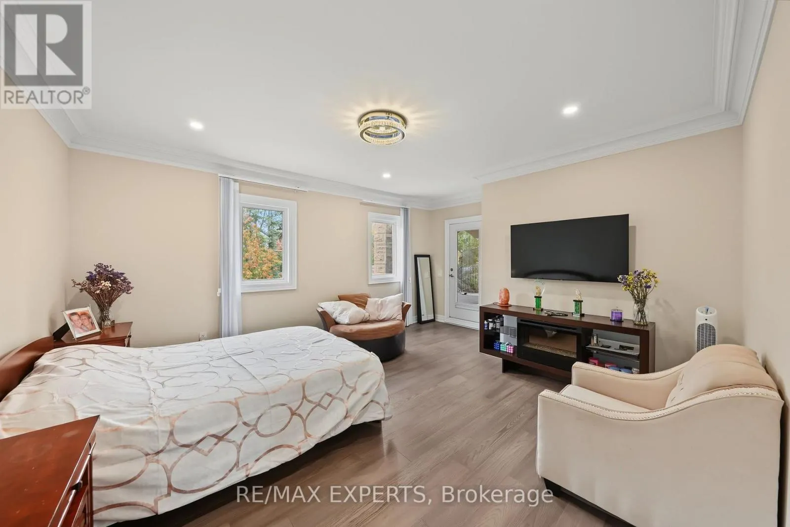 33 HIGHLAND CREEK COURT