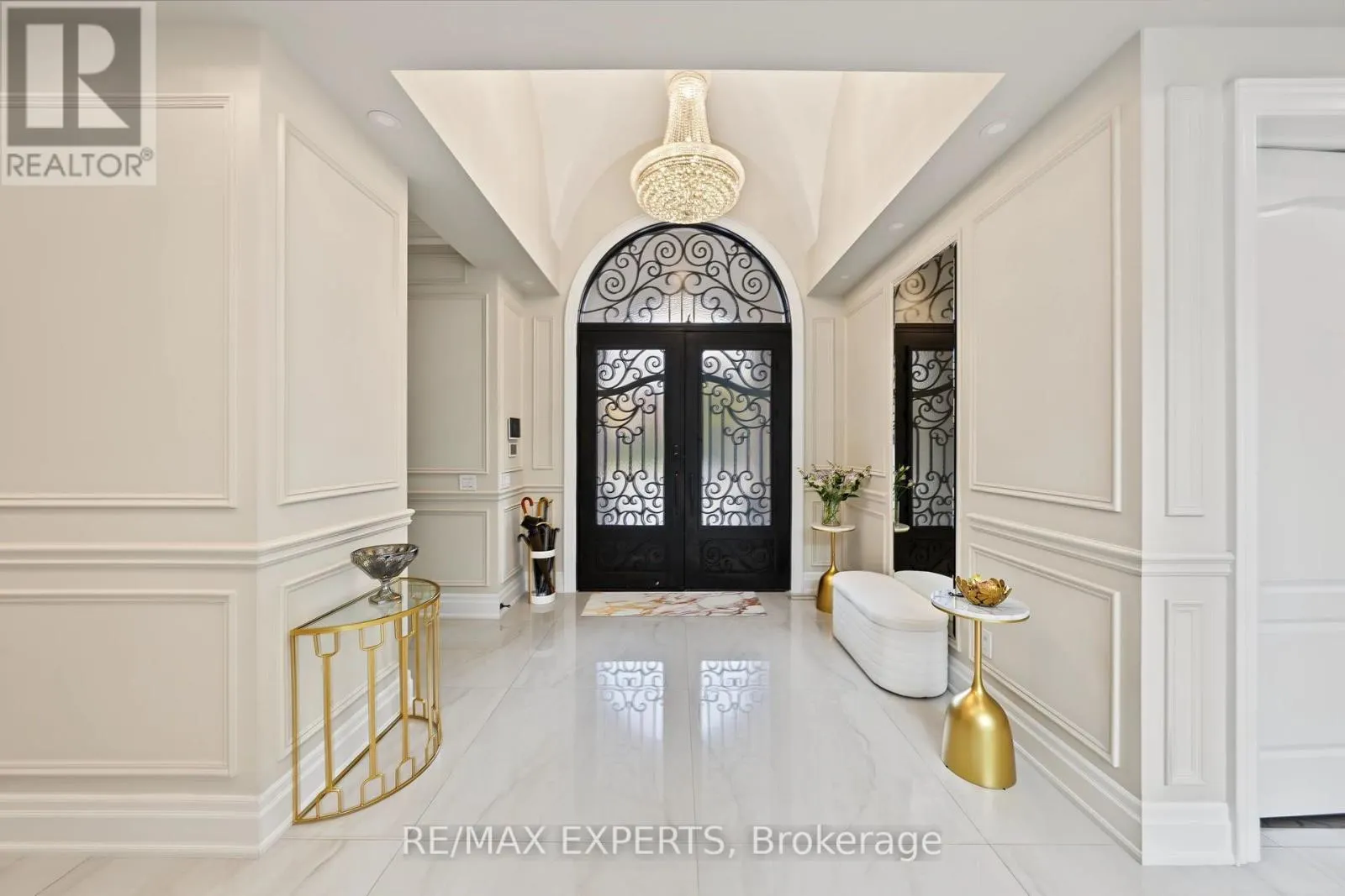 33 HIGHLAND CREEK COURT