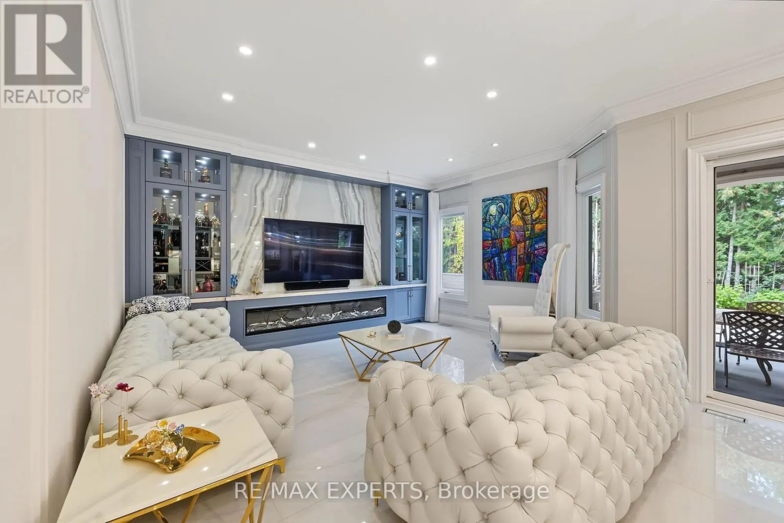 33 HIGHLAND CREEK COURT