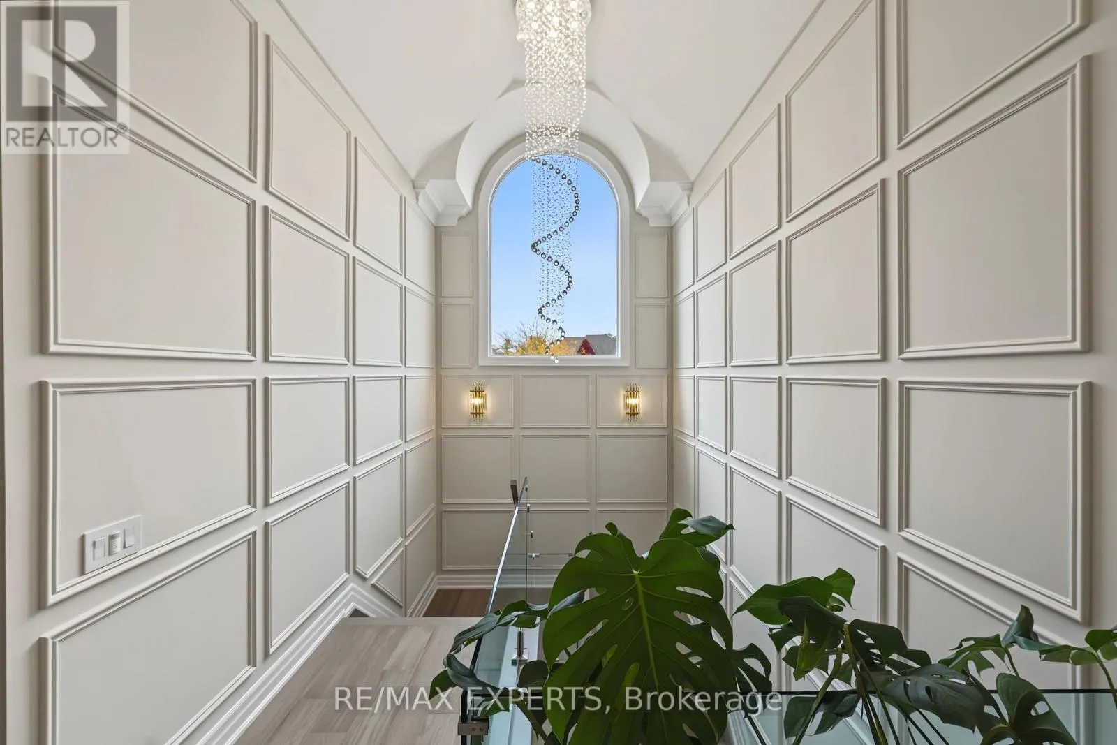 33 HIGHLAND CREEK COURT