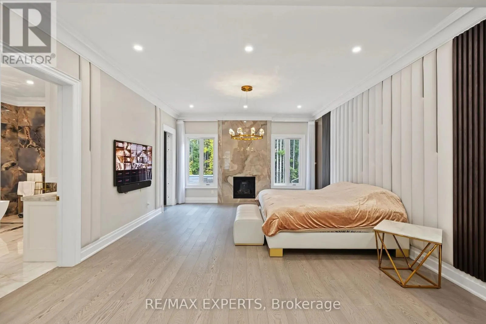 33 HIGHLAND CREEK COURT