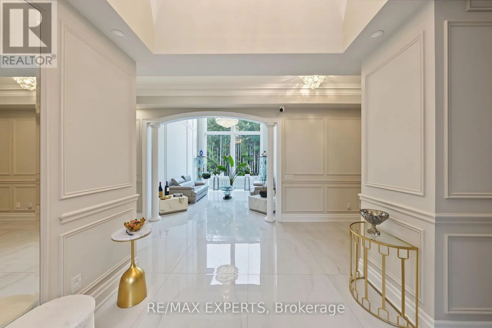 33 HIGHLAND CREEK COURT
