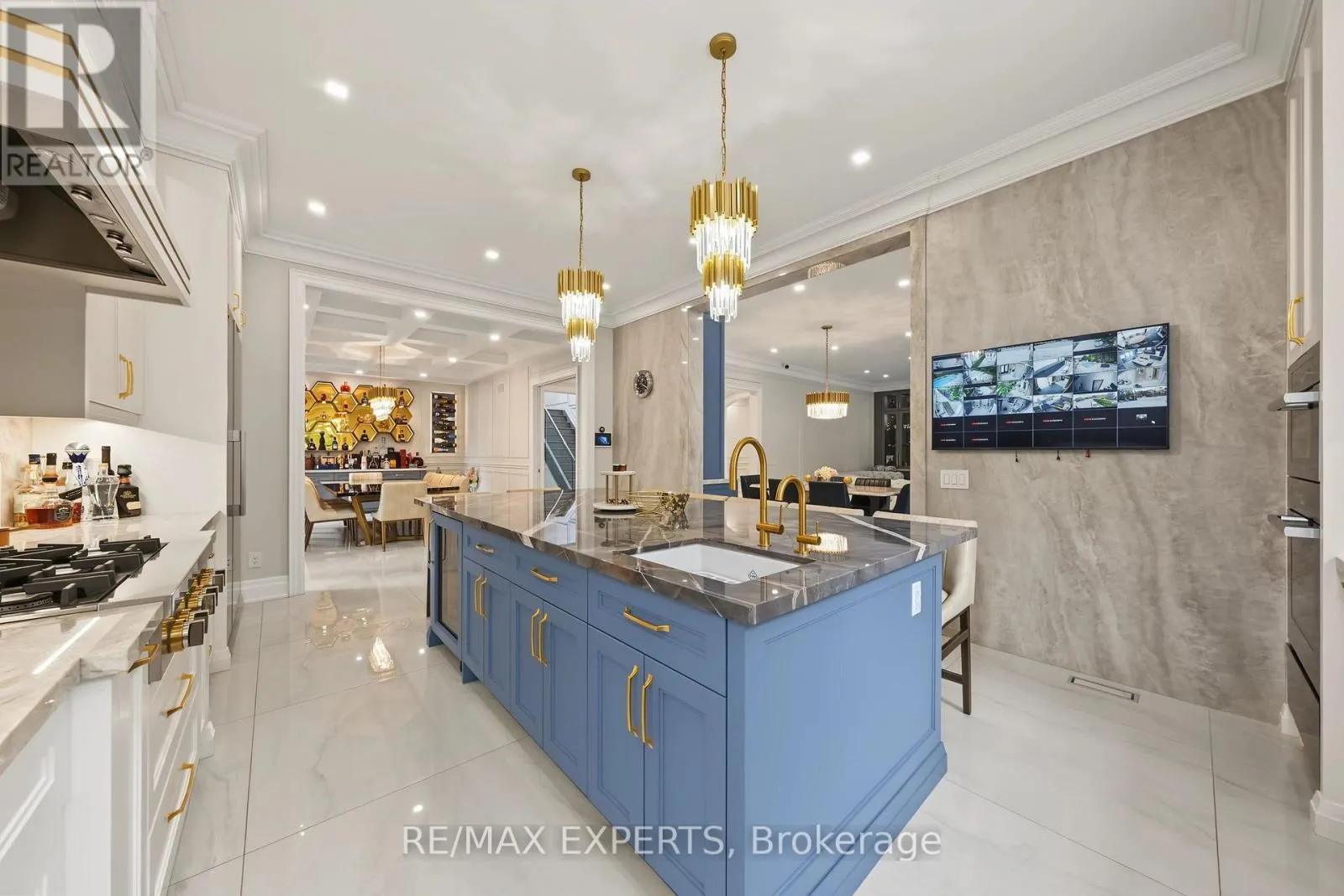 33 HIGHLAND CREEK COURT