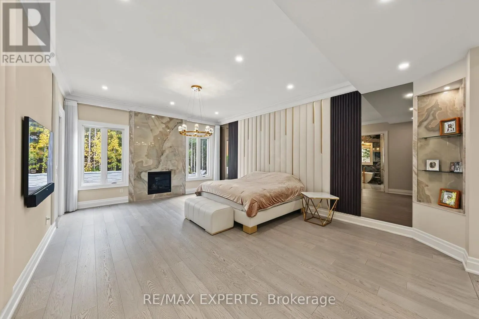 33 HIGHLAND CREEK COURT