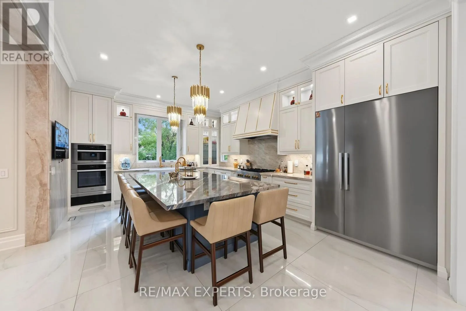 33 HIGHLAND CREEK COURT