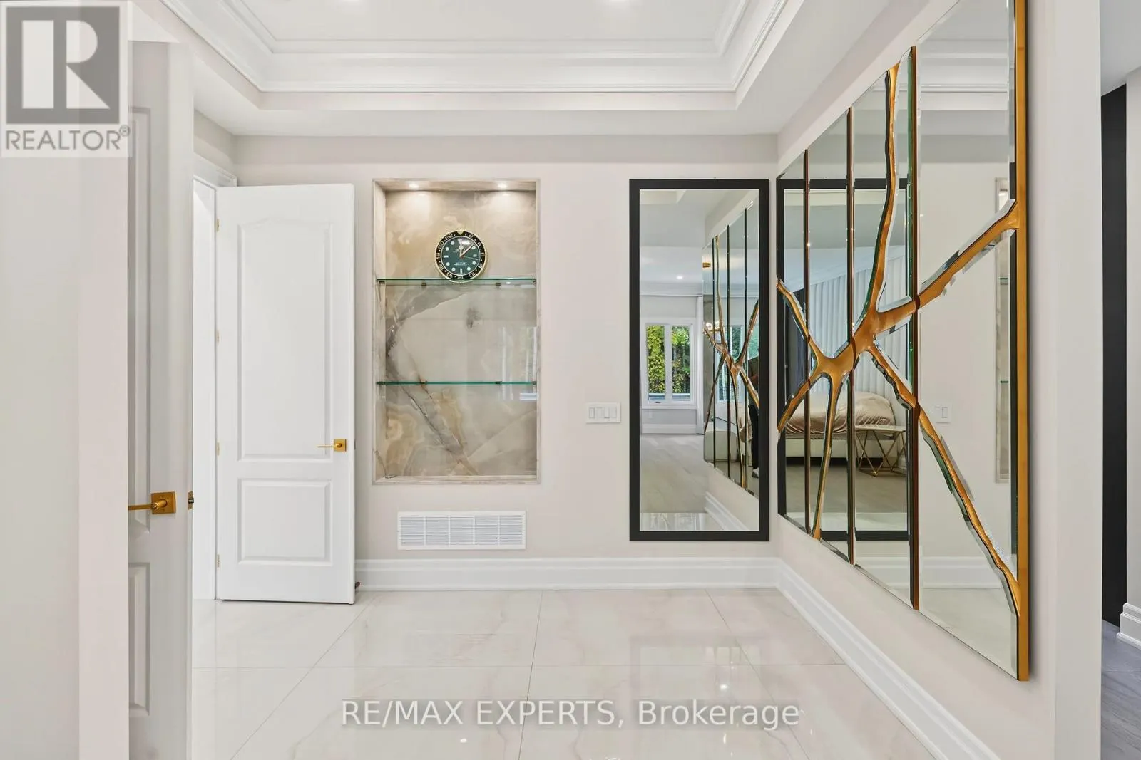 33 HIGHLAND CREEK COURT