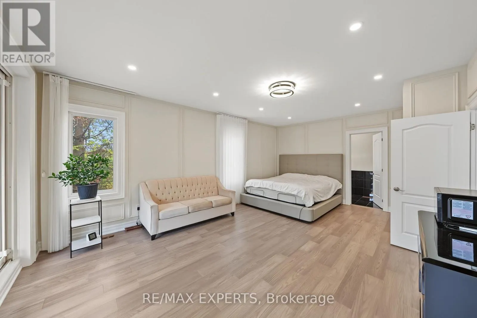 33 HIGHLAND CREEK COURT