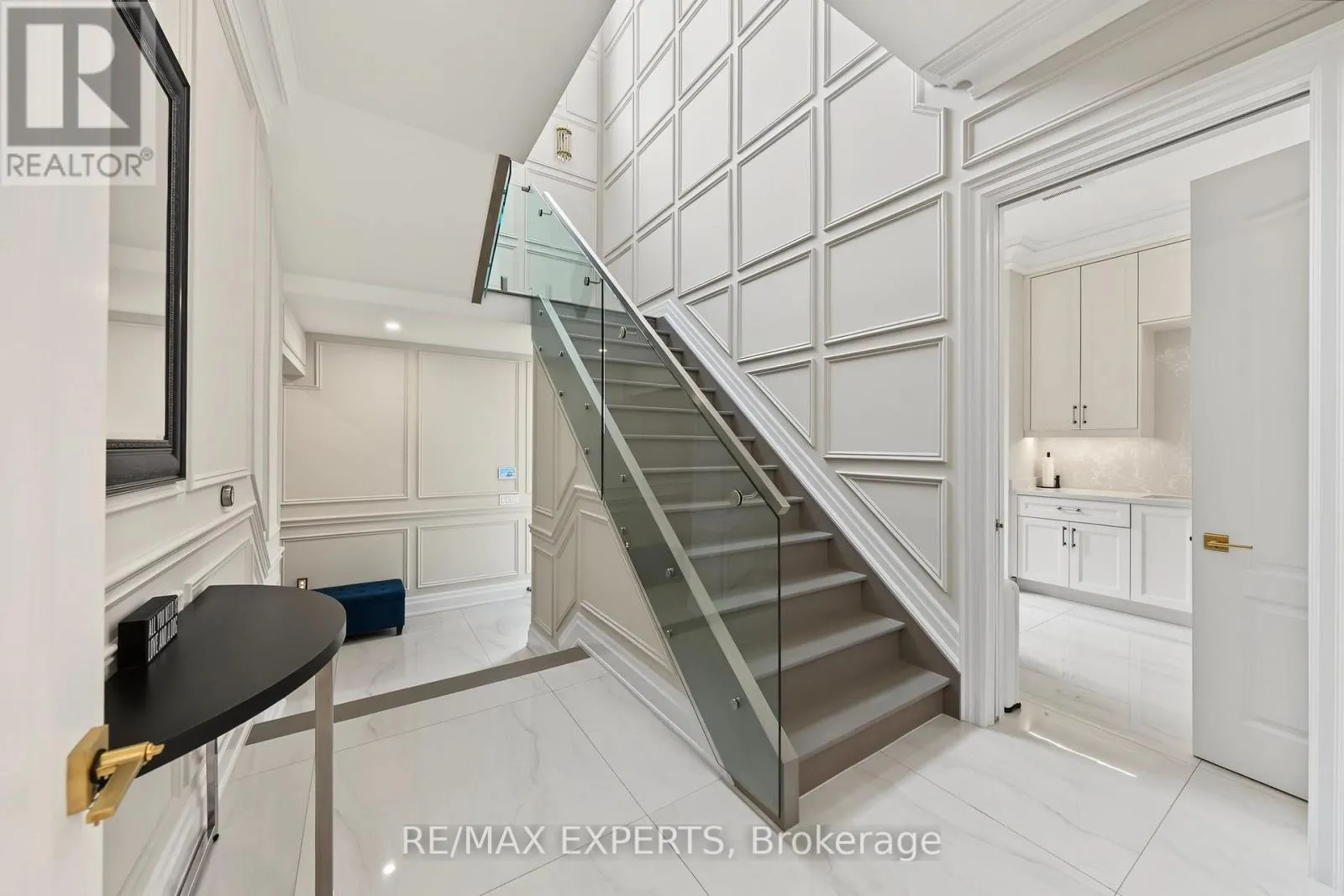 33 HIGHLAND CREEK COURT