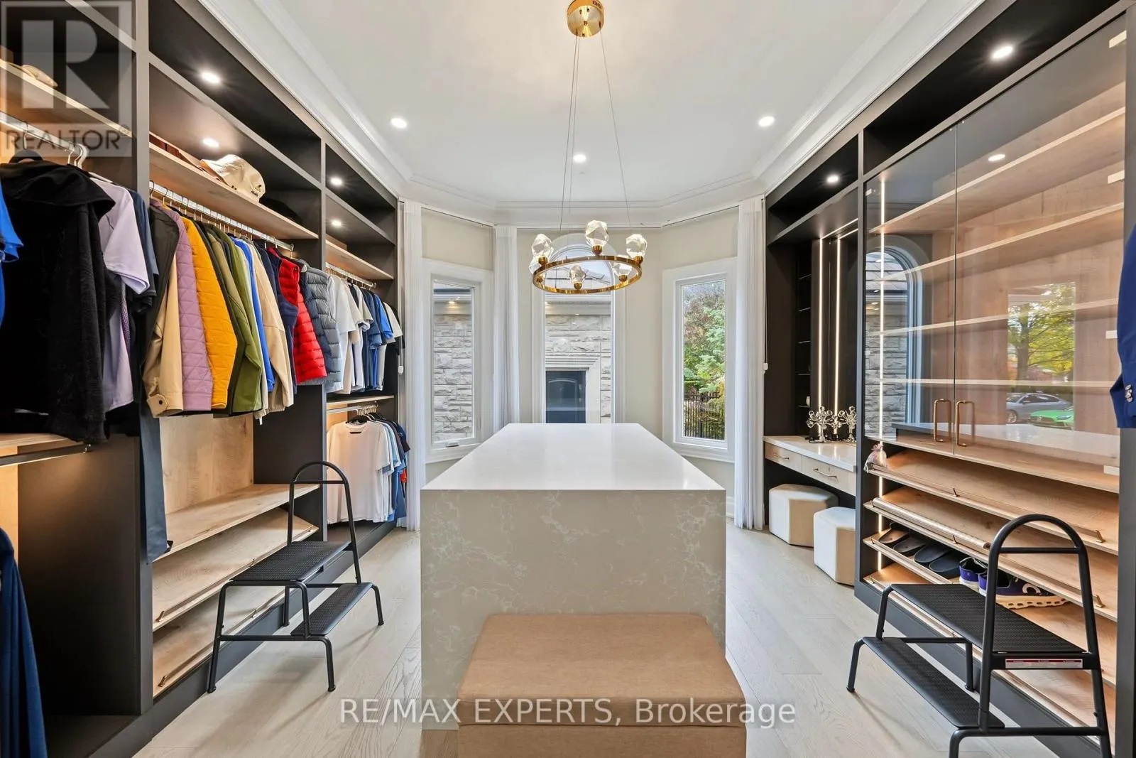 33 HIGHLAND CREEK COURT
