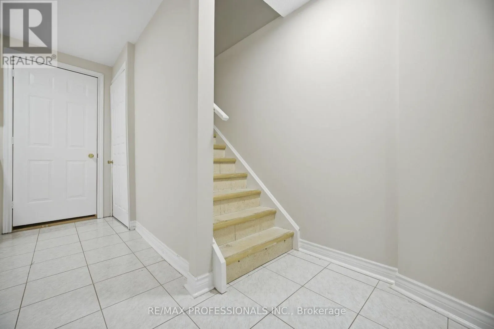 8 PIPER COURT