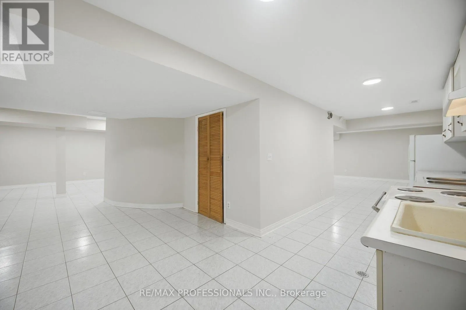 8 PIPER COURT