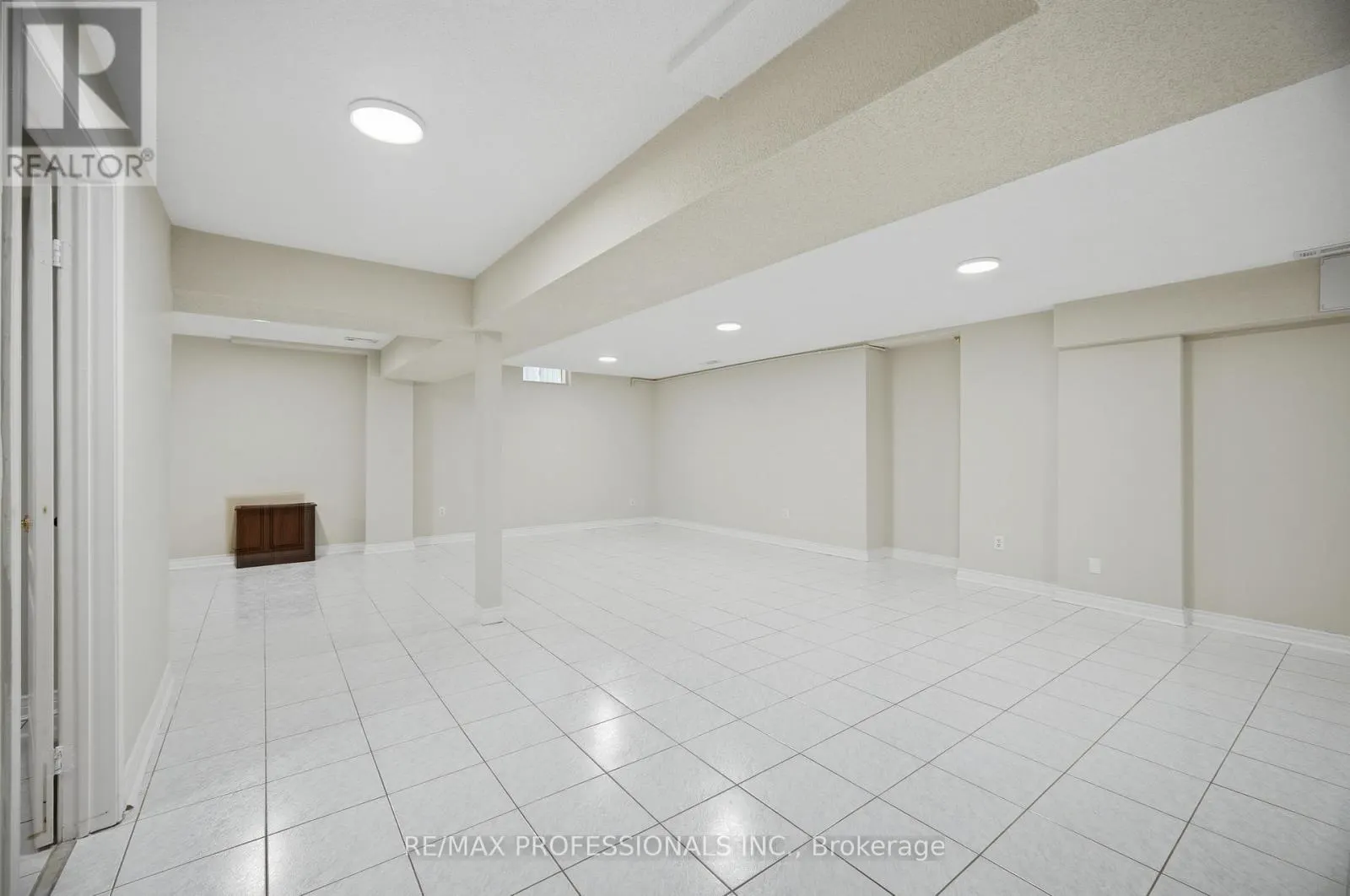 8 PIPER COURT
