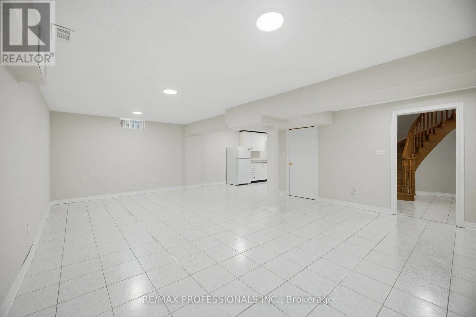 8 PIPER COURT