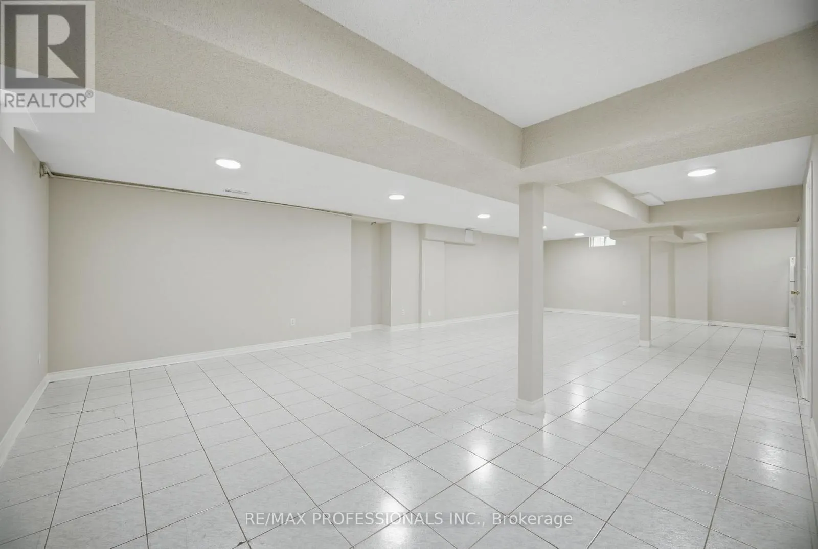 8 PIPER COURT