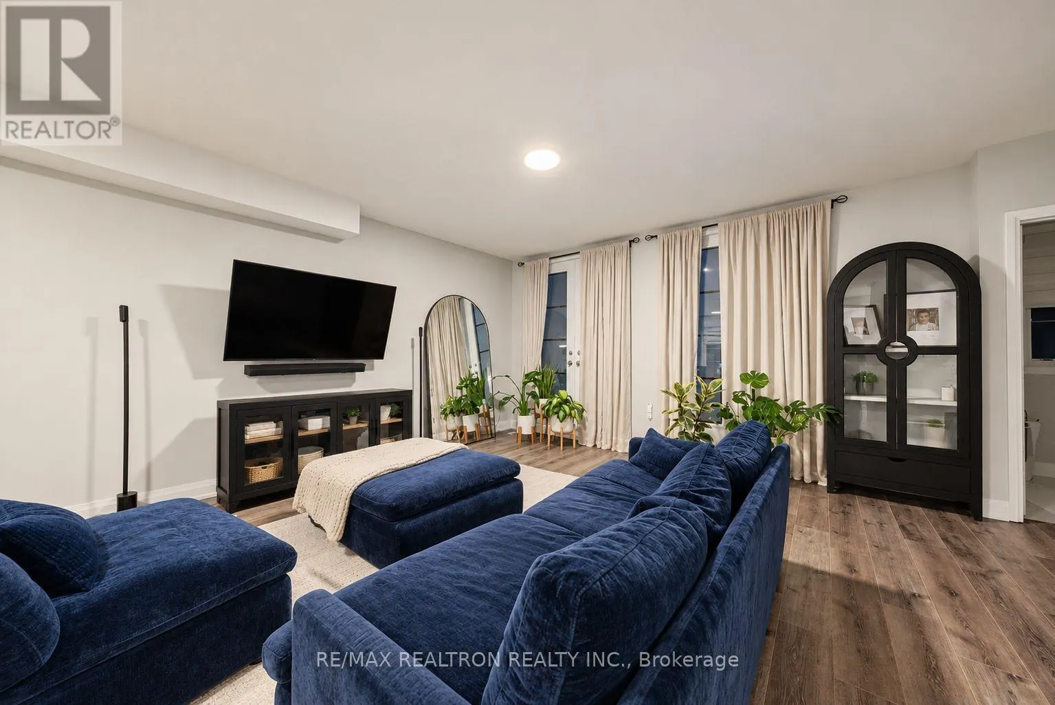 10 - 260 EAGLE STREET