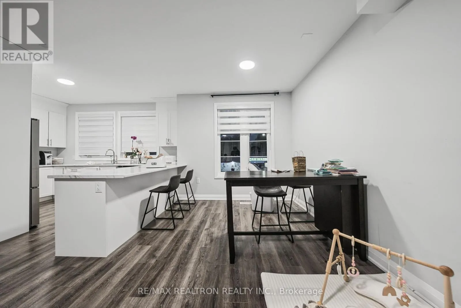 10 - 260 EAGLE STREET
