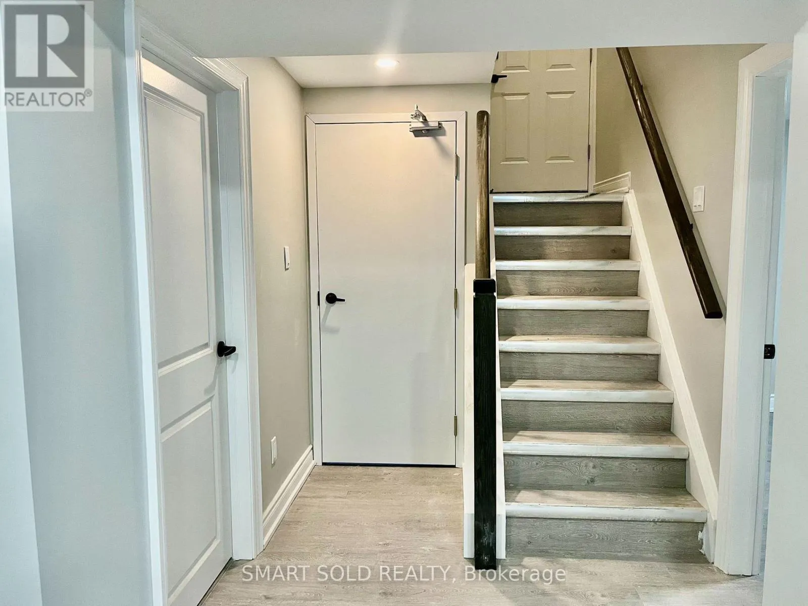 LOWER - 228 SILVERBIRCH DRIVE