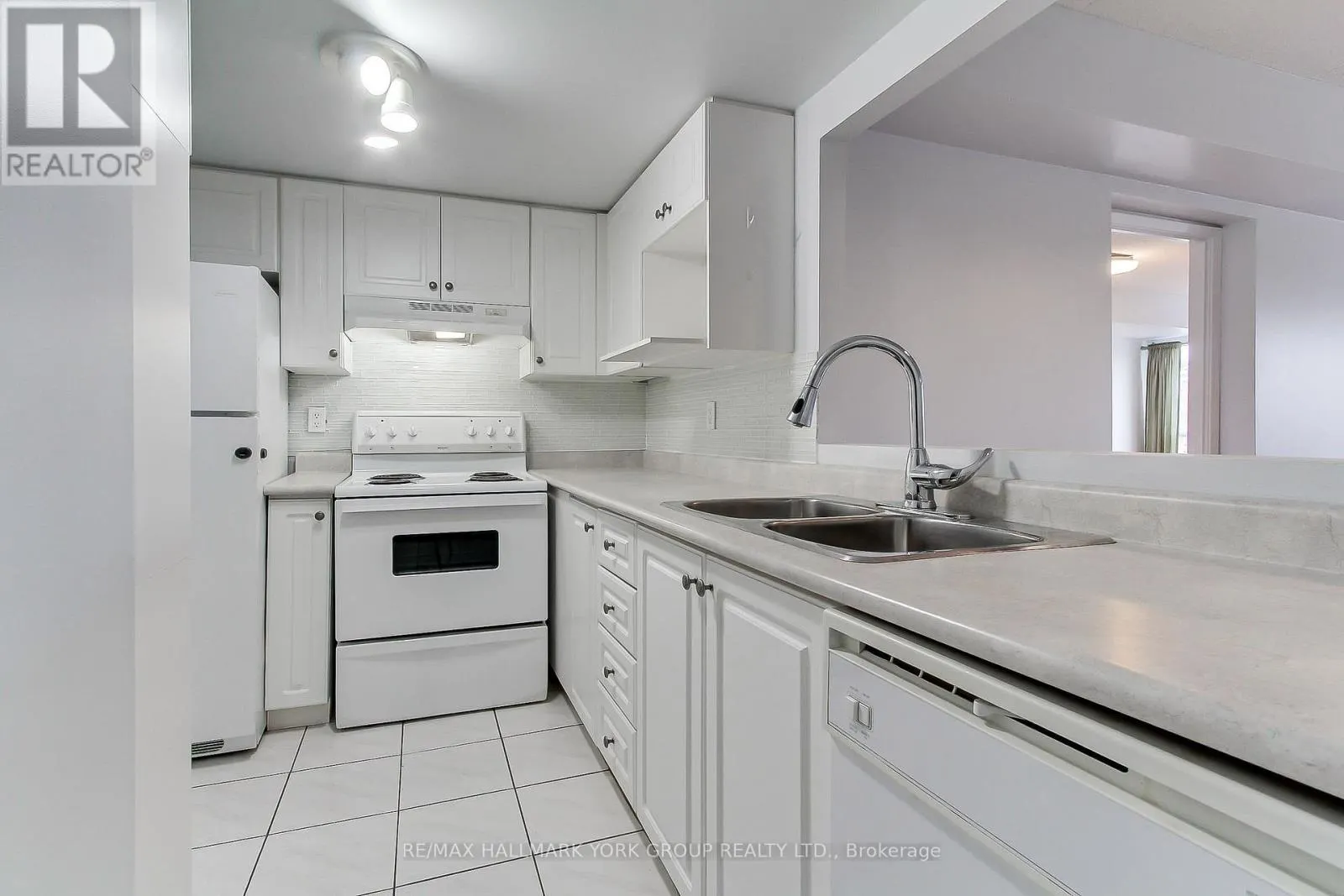 304 - 160 WELLINGTON STREET E