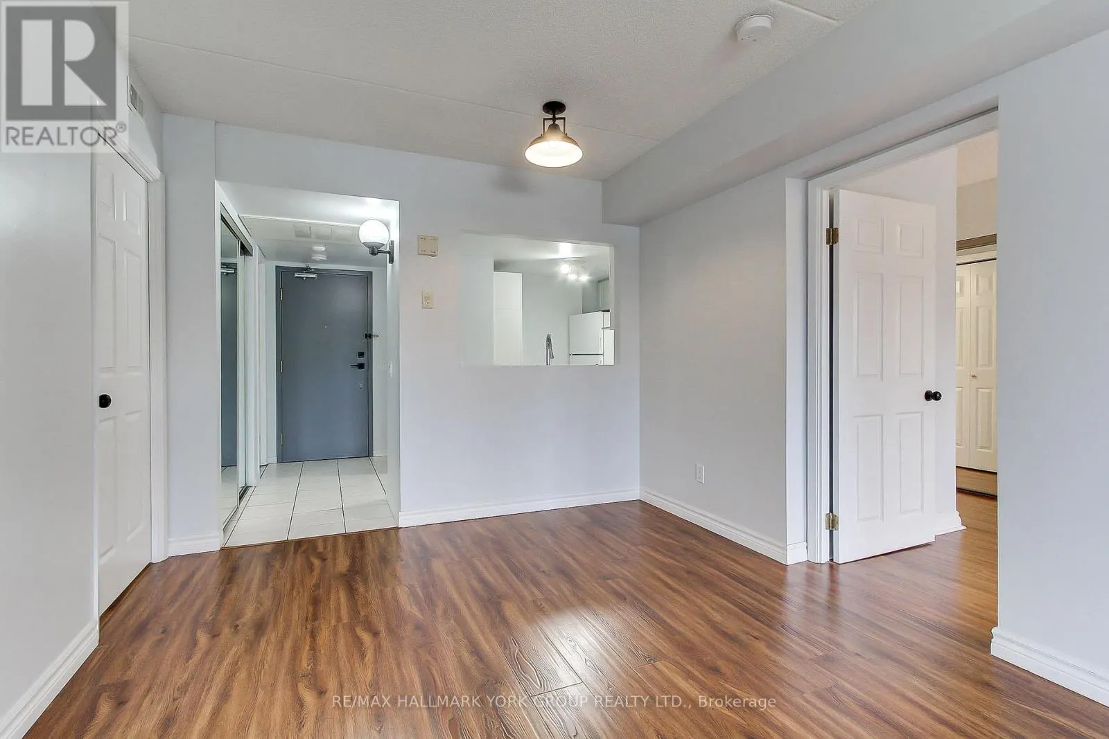 304 - 160 WELLINGTON STREET E