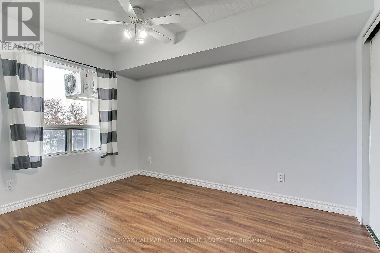 304 - 160 WELLINGTON STREET E