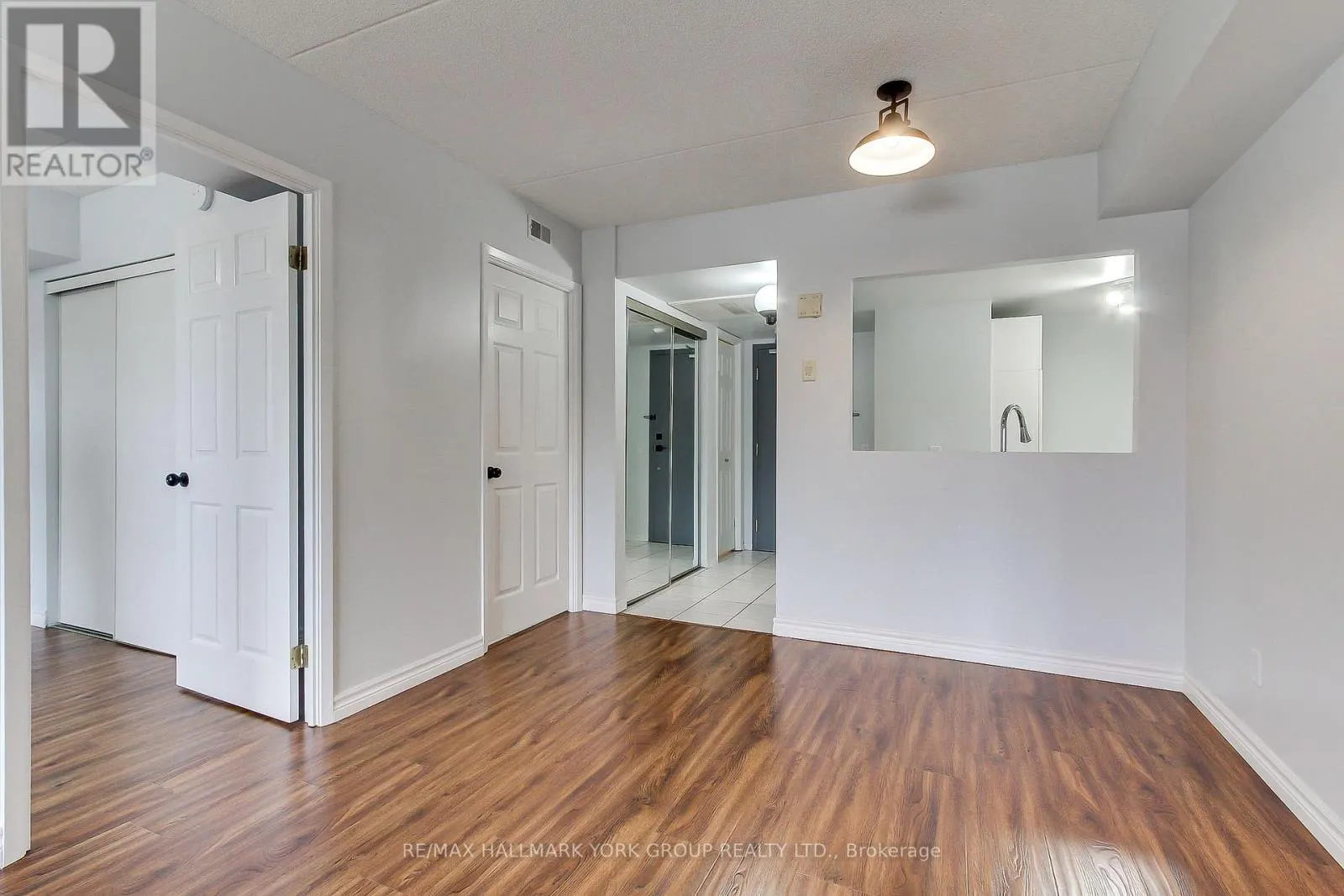 304 - 160 WELLINGTON STREET E