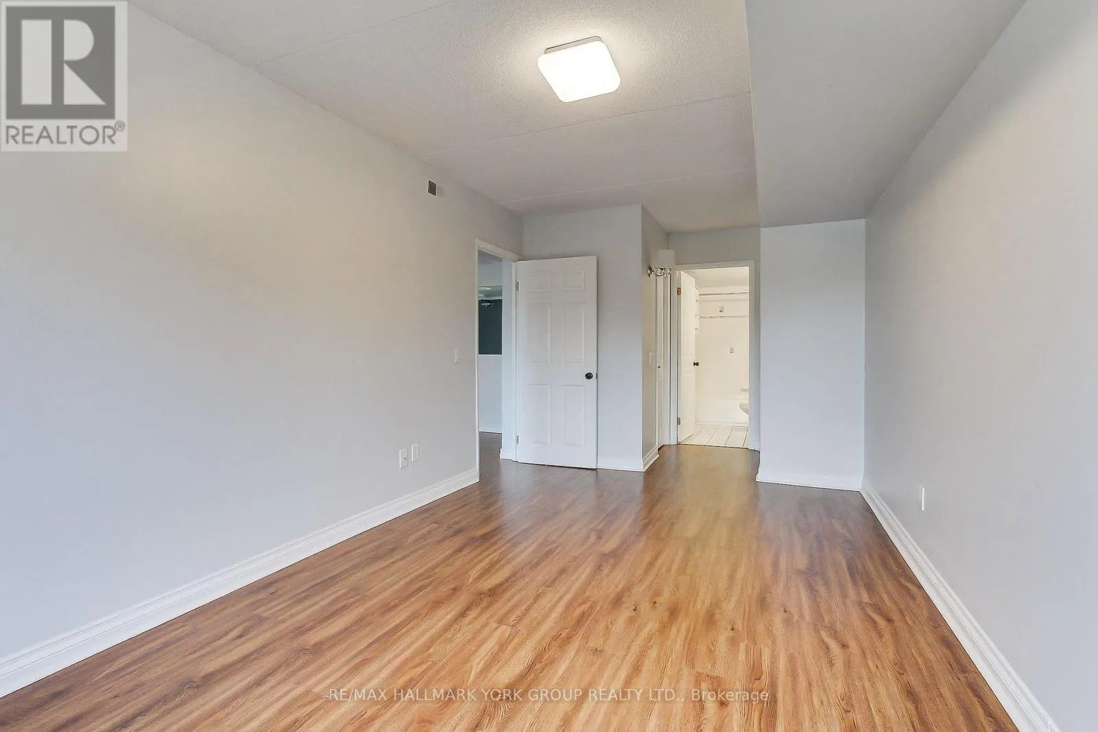 304 - 160 WELLINGTON STREET E