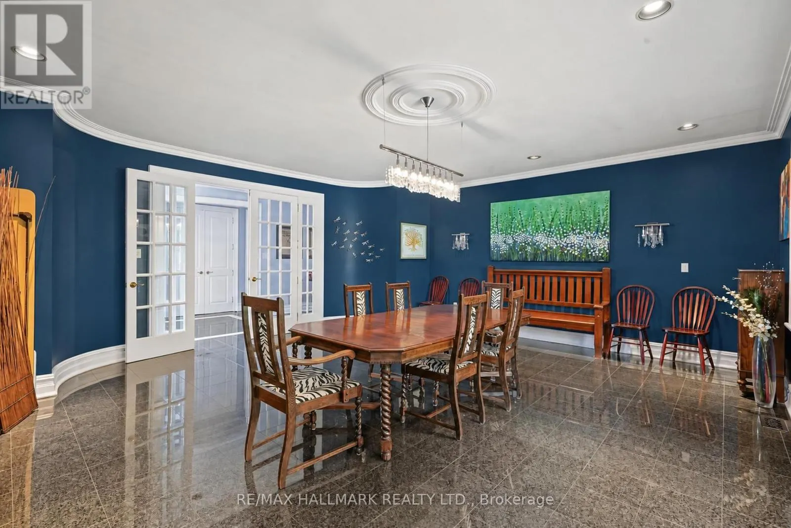 28 RENAISSANCE COURT W