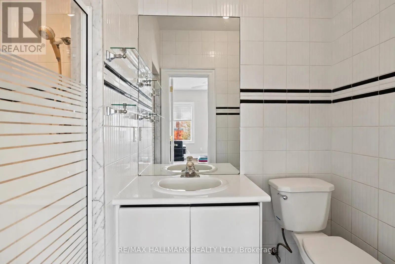 28 RENAISSANCE COURT W