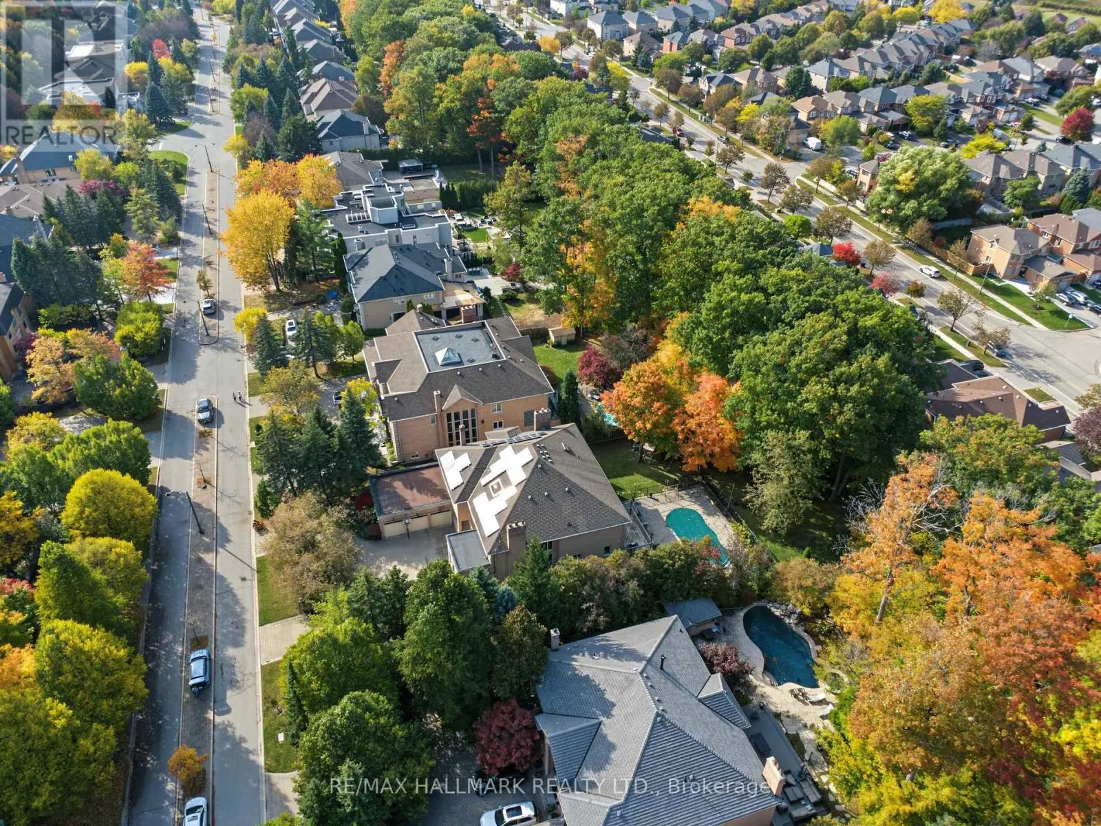 28 RENAISSANCE COURT W