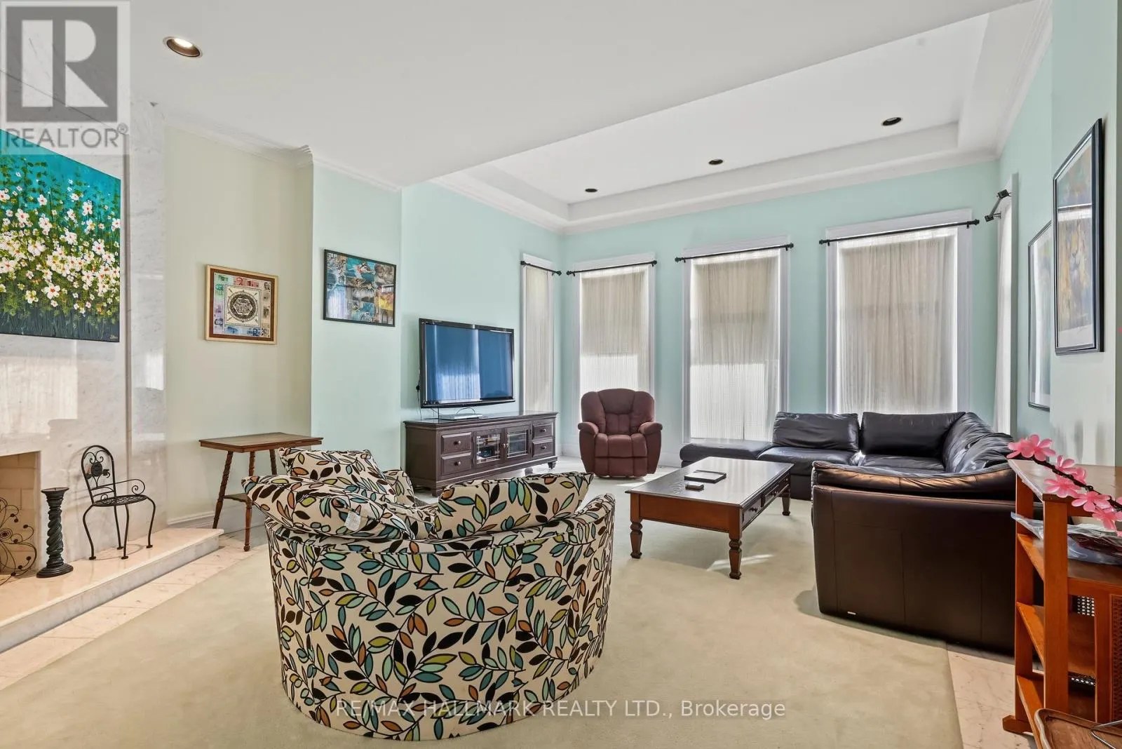 28 RENAISSANCE COURT W