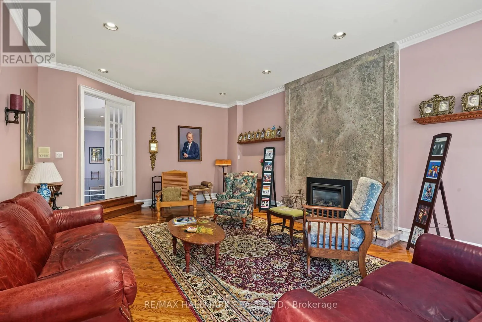 28 RENAISSANCE COURT W