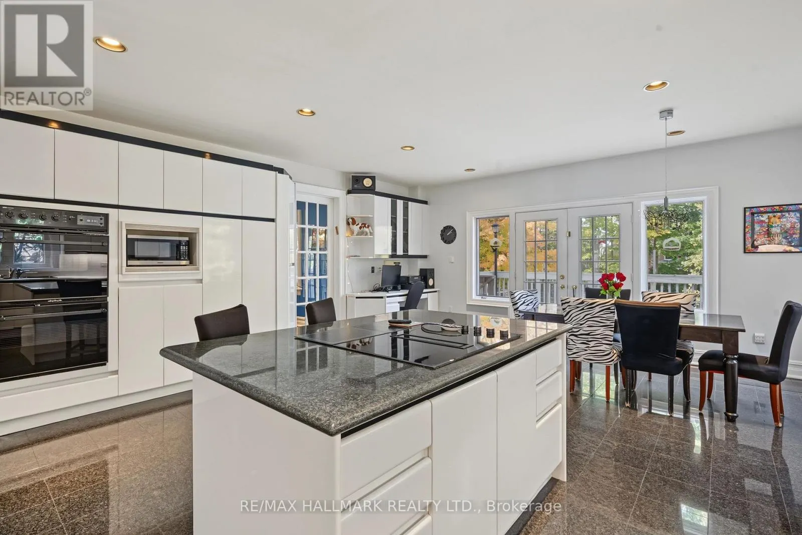 28 RENAISSANCE COURT W