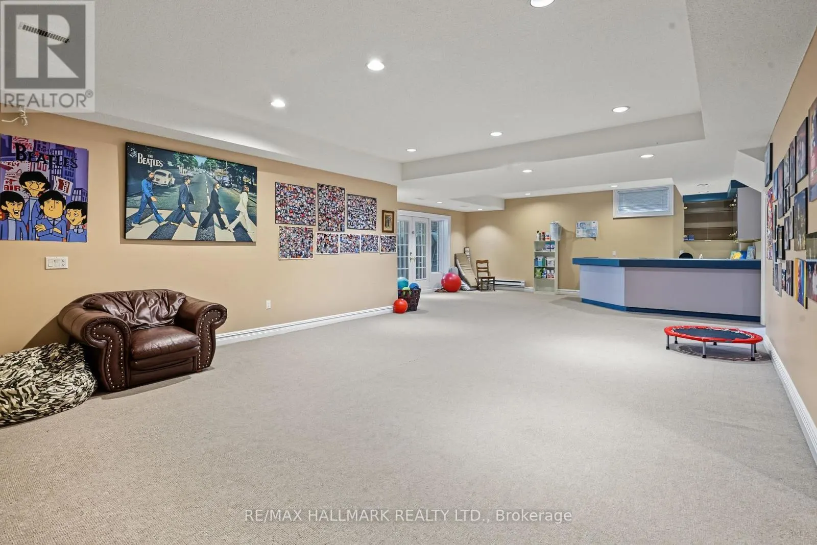 28 RENAISSANCE COURT W