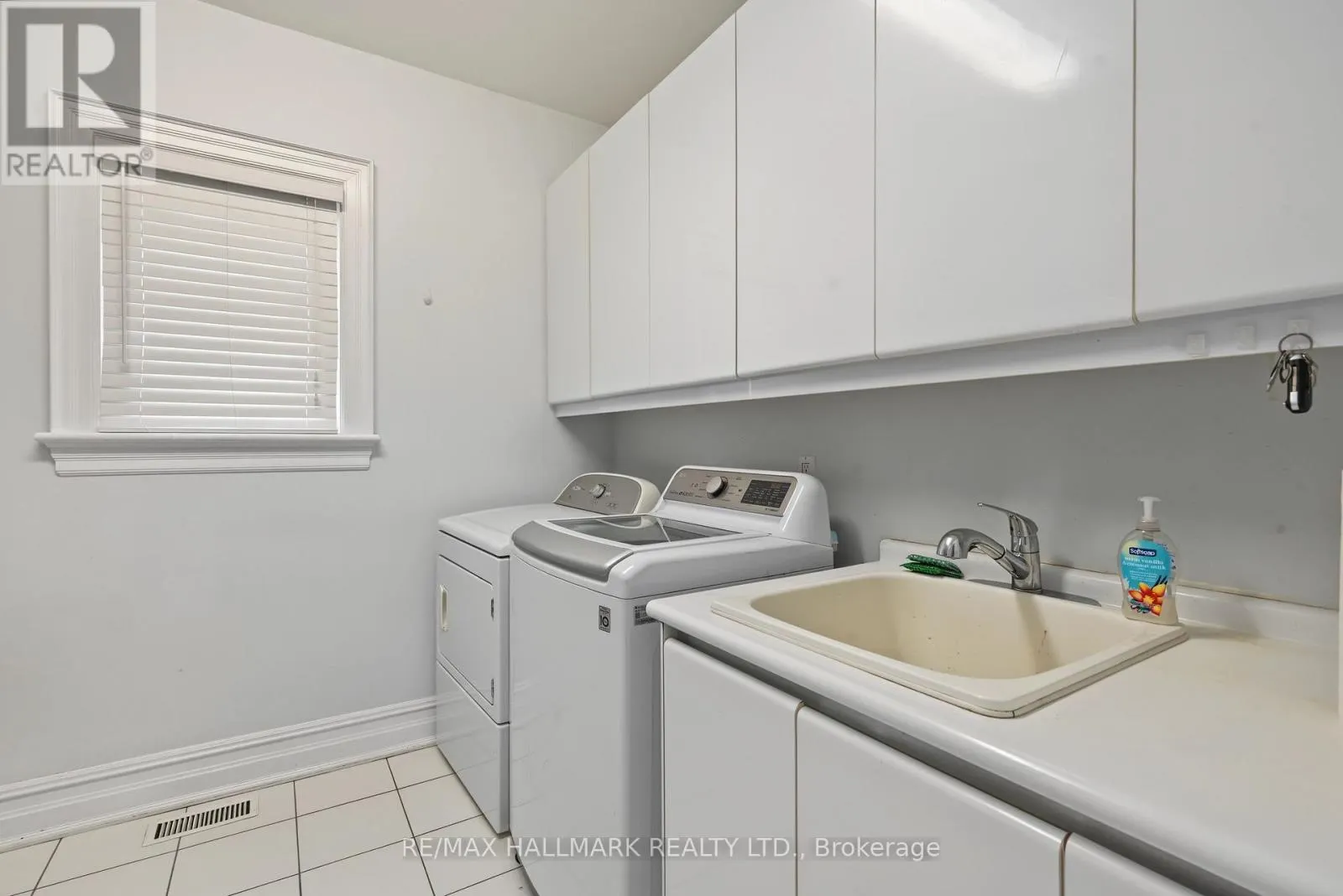 28 RENAISSANCE COURT W