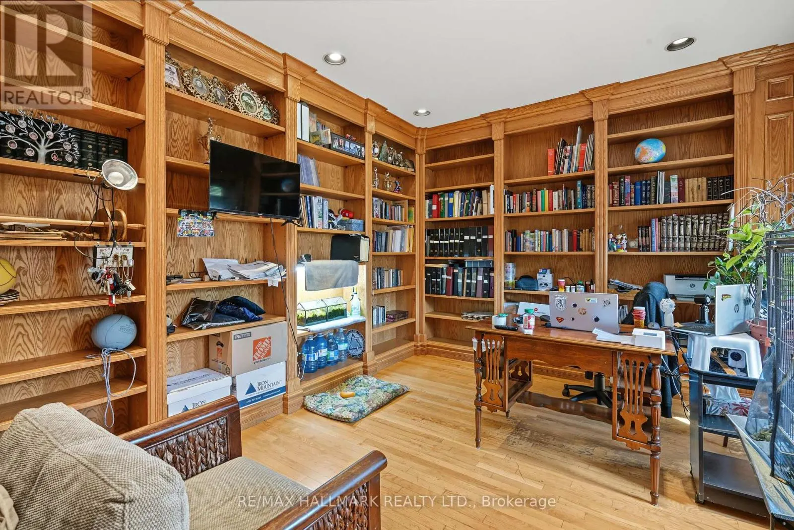 28 RENAISSANCE COURT W