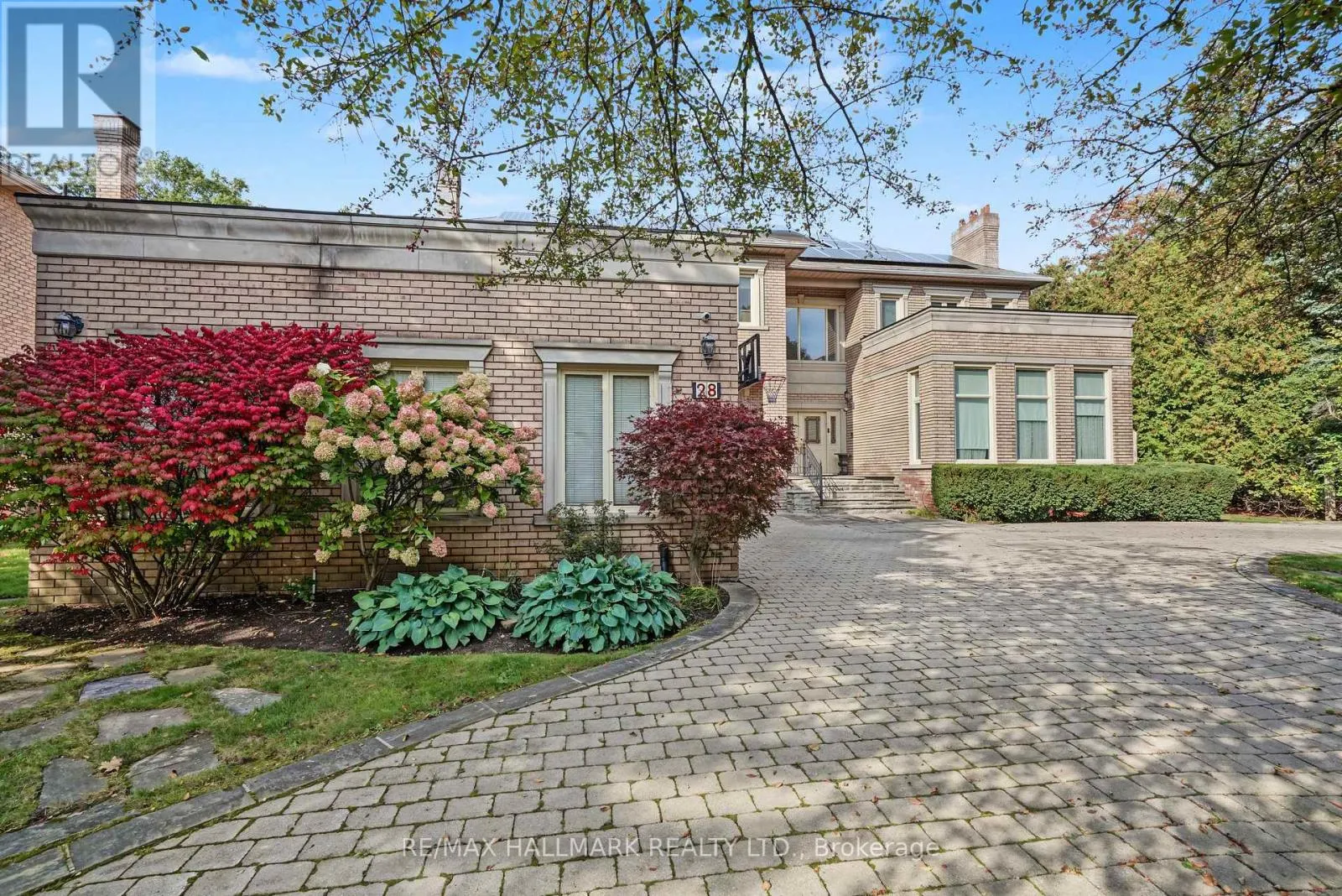 28 RENAISSANCE COURT W