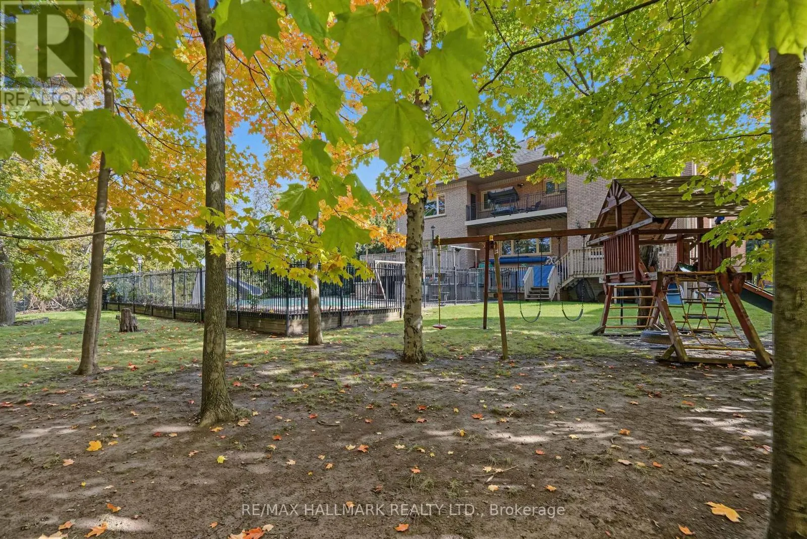 28 RENAISSANCE COURT W
