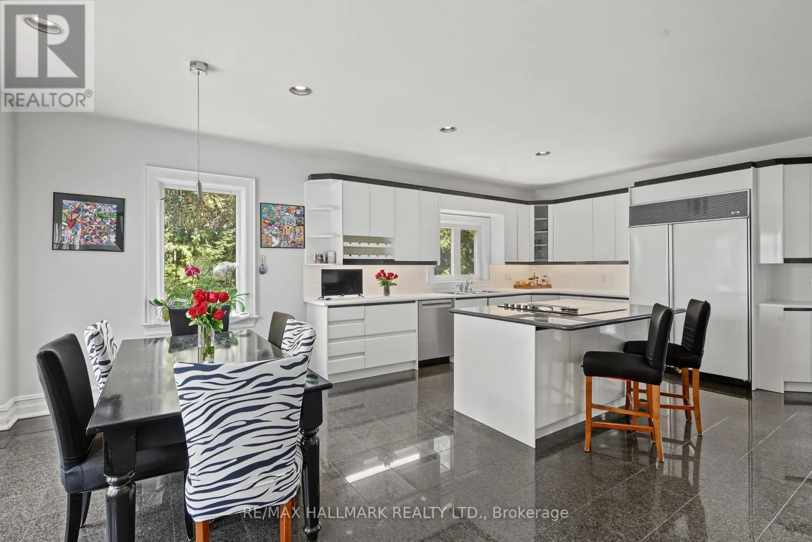28 RENAISSANCE COURT W