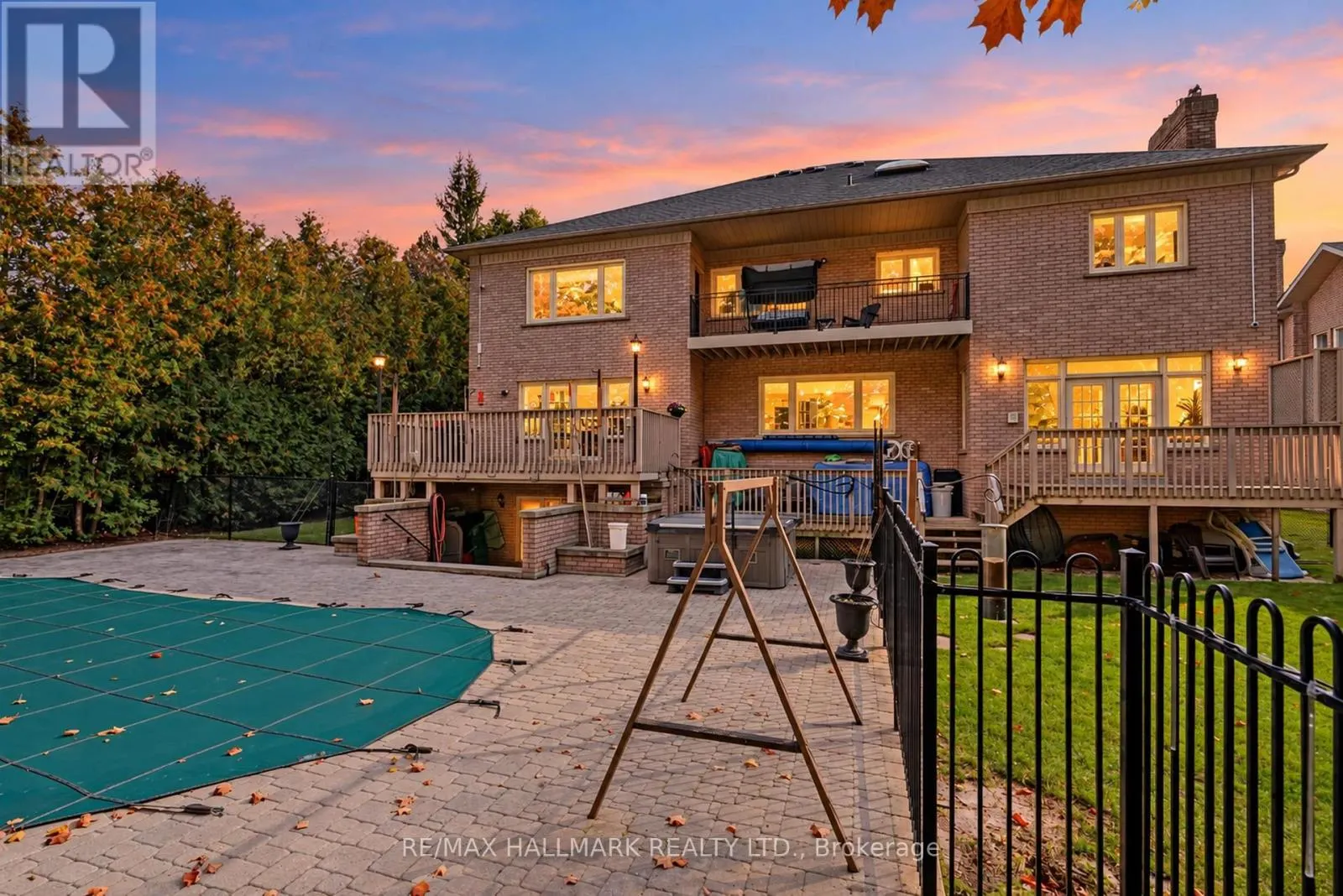 28 RENAISSANCE COURT W