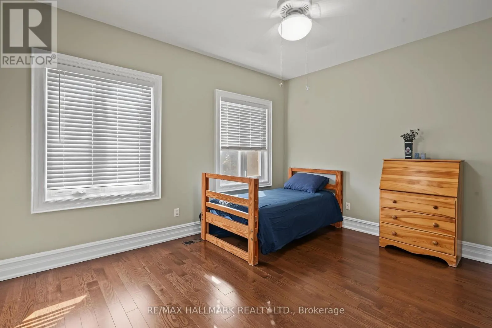 28 RENAISSANCE COURT W