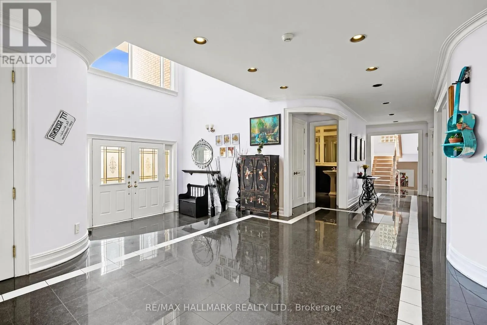 28 RENAISSANCE COURT W