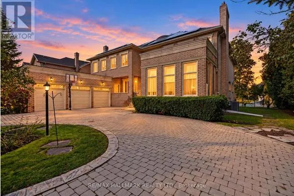 28 RENAISSANCE COURT W