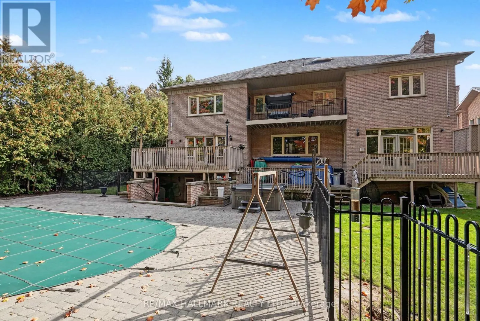28 RENAISSANCE COURT W